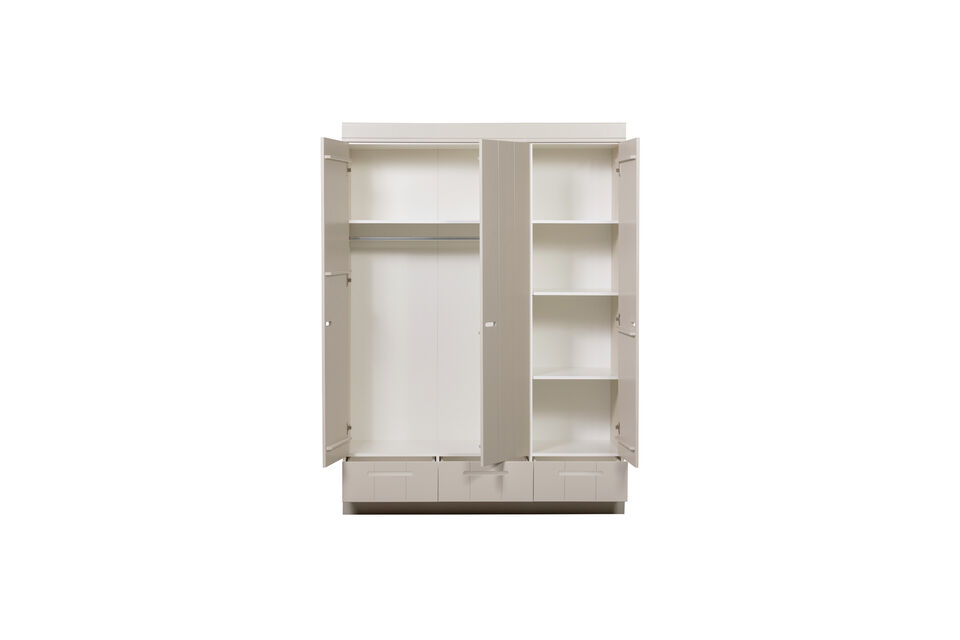 Le corps de l\'armoire est en pin massif et l\'intérieur comporte des étagères en mélamine