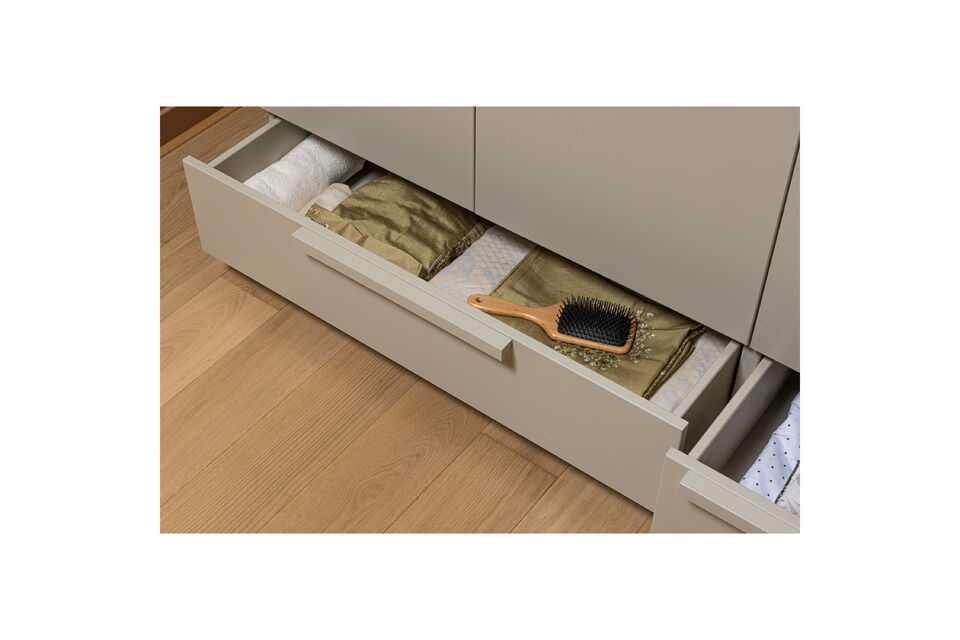 Divisez l\'armoire avec plus d\'étagères grâce à l\'ensemble d\'options