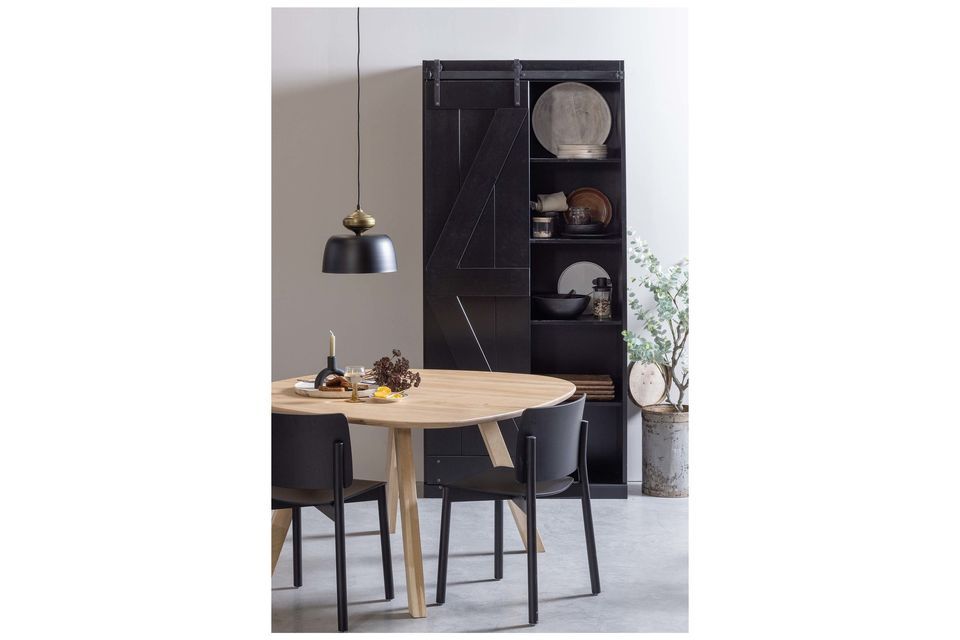 Cette armoire en pin massif noir est une création de la collection Harris pour la marque