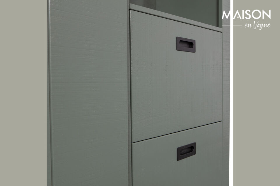 L\'armoire est fabriquée en bois de pin massif