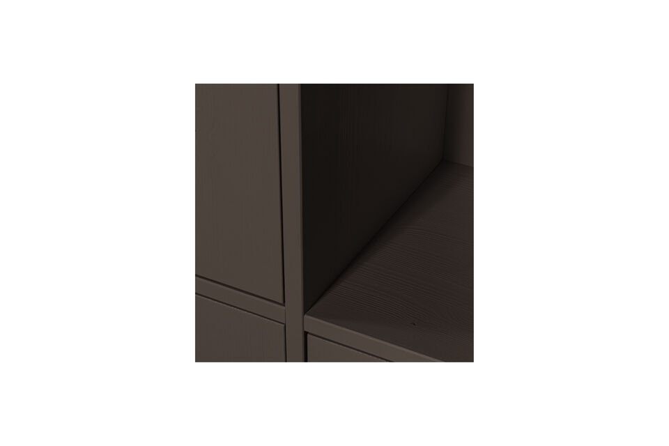 En haut &agrave; droite de l\'armoire Merel se trouvent deux planches de pin