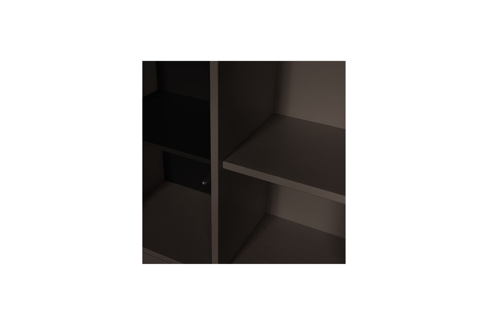 Les panneaux derri&egrave;re les portes sont en agglom&eacute;r&eacute; et sont de couleur noire
