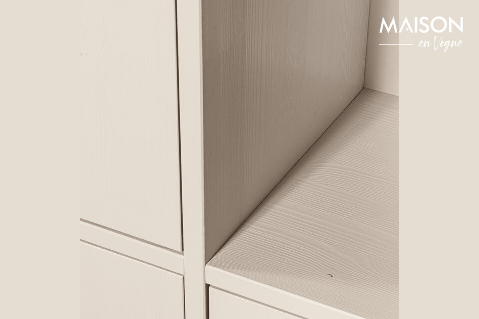 En haut a droite de l\'armoire Merel se trouvent deux planches de pin