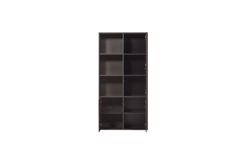 Le côté gauche est équipé d\'une longue armoire avec porte
