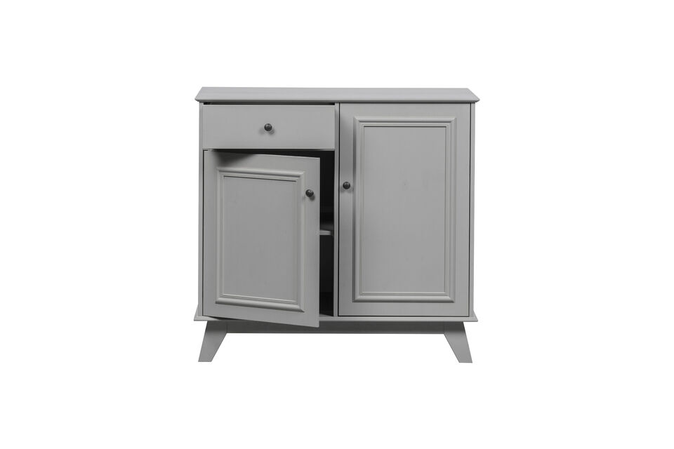 Le meuble de rangement est fabriqué en pin, avec une finition gris chaud