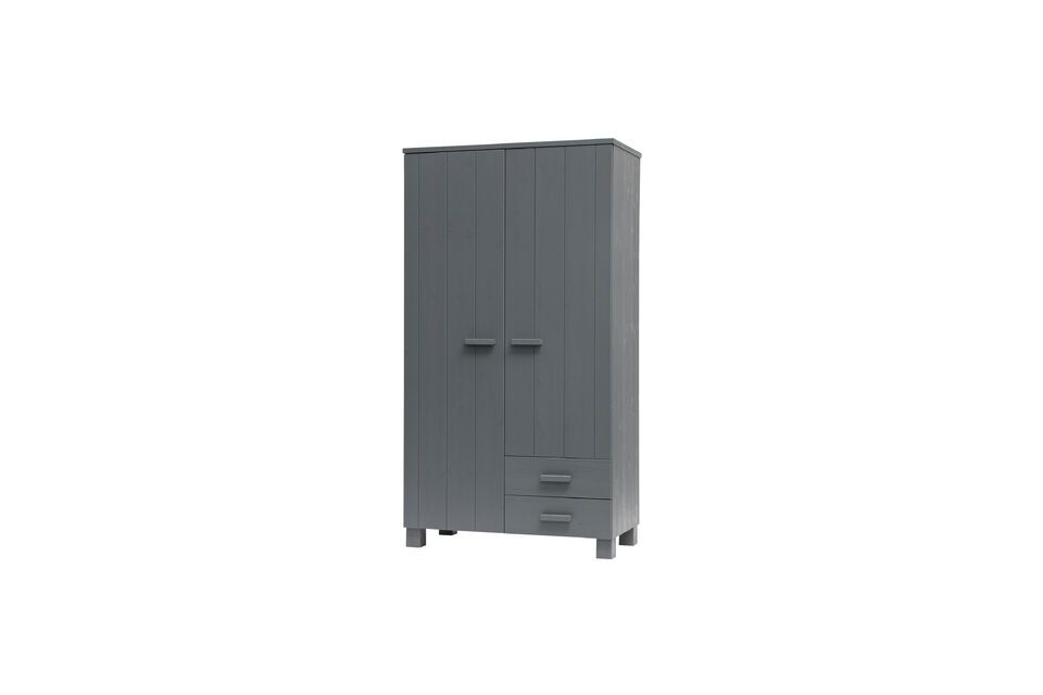 Cette armoire en pin massif est peinte en gris avec un léger aspect anthracite