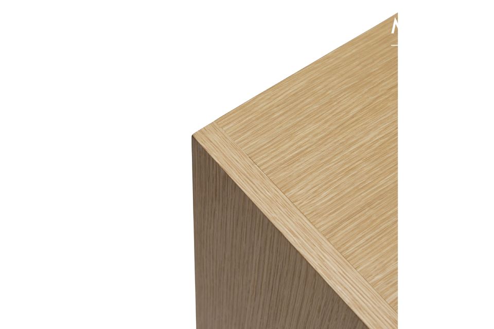 Cette armoire en bois beige Candour vous offre un ensemble de quatre placards fermés de manière
