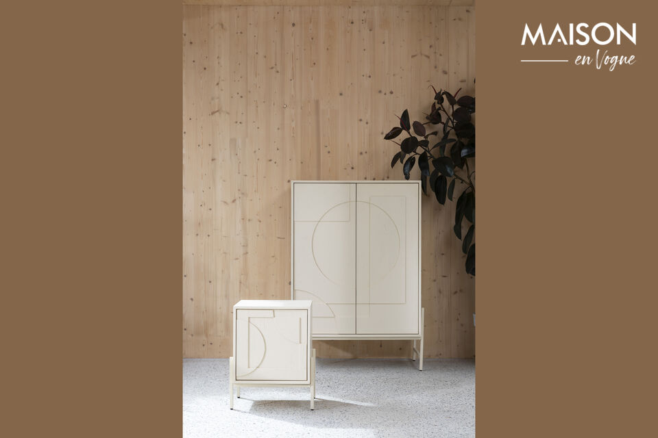 Avec ses portes au relief graphique