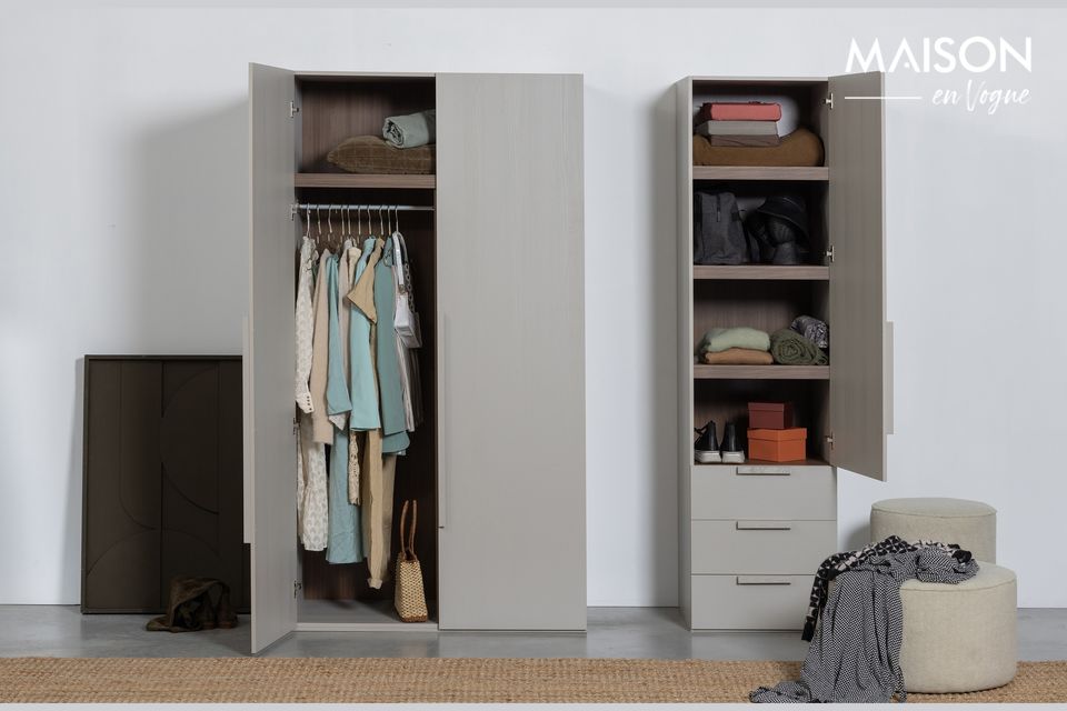 L\'armoire en bois Rens est une armoire mince de haute qualité qui est fabriquée en décor de