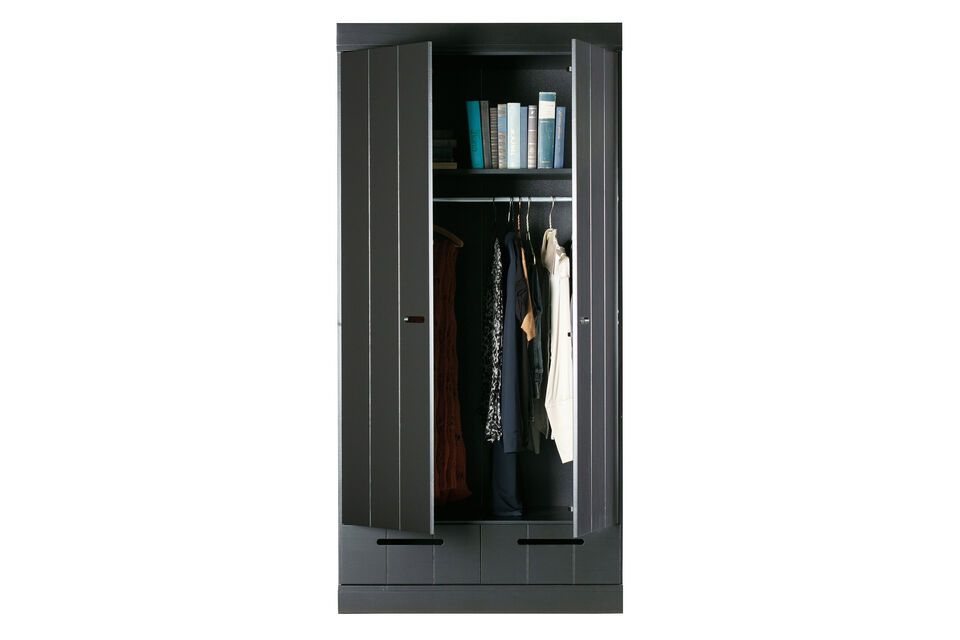 On adore les armoires en bois noir qui ont du style et le charme vraiment agréable