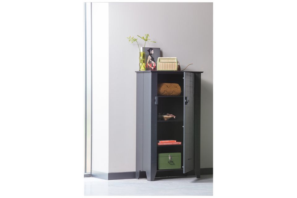 Petit armoire robuste en bois noir