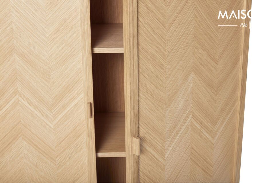 L\'armoire Herringbone taille M offre une solution de rangement sophistiquée pour votre maison
