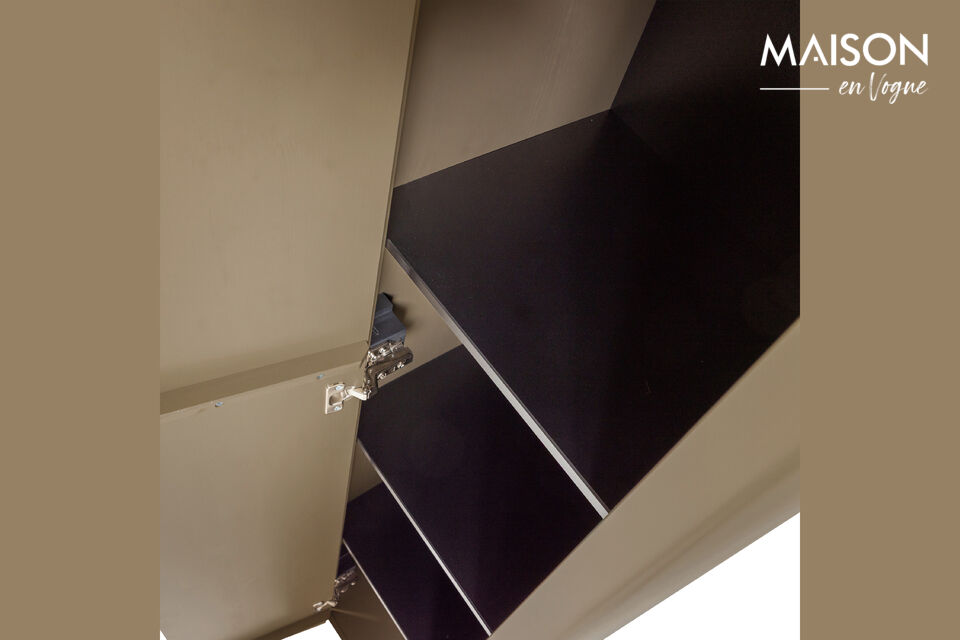 L\'armoire est fabriquée en pin massif, ce qui lui confère un aspect intemporel