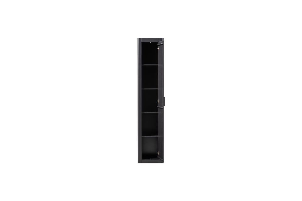 L\'armoire est fabriquée en pin massif, ce qui lui confère un aspect intemporel
