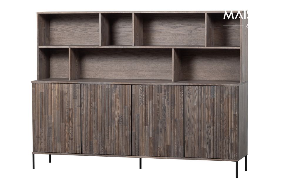 Cette armoire murale en chêne marron est un superbe meuble de rangement