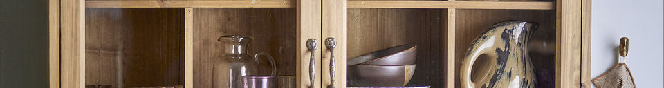 Mise en avant matière Armoire vitrée en bois de sapin naturel Ruthie