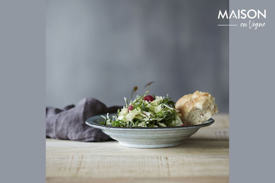 Cette assiette en grès à la couleur grise et bleue