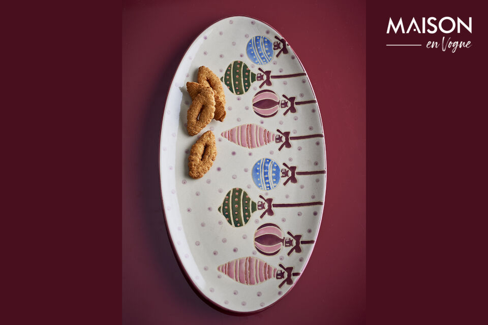 L’assiette de service Ornamentia se distingue par son décor en relief peint à la main