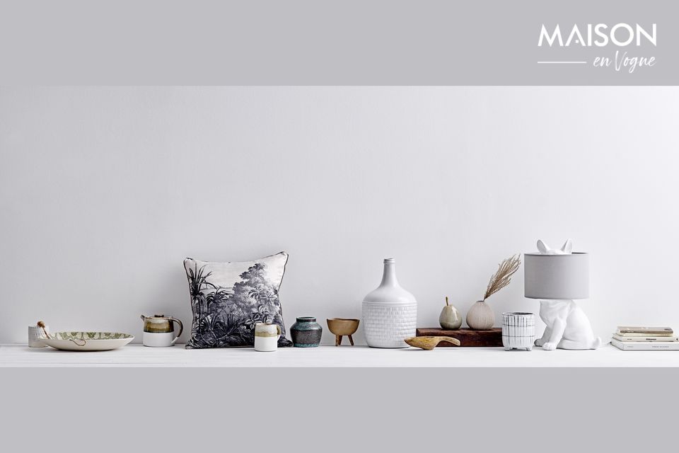 Joli plat en grès avec des motifs