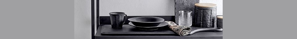Mise en avant matière Assiette noire en porcelaine Yoko