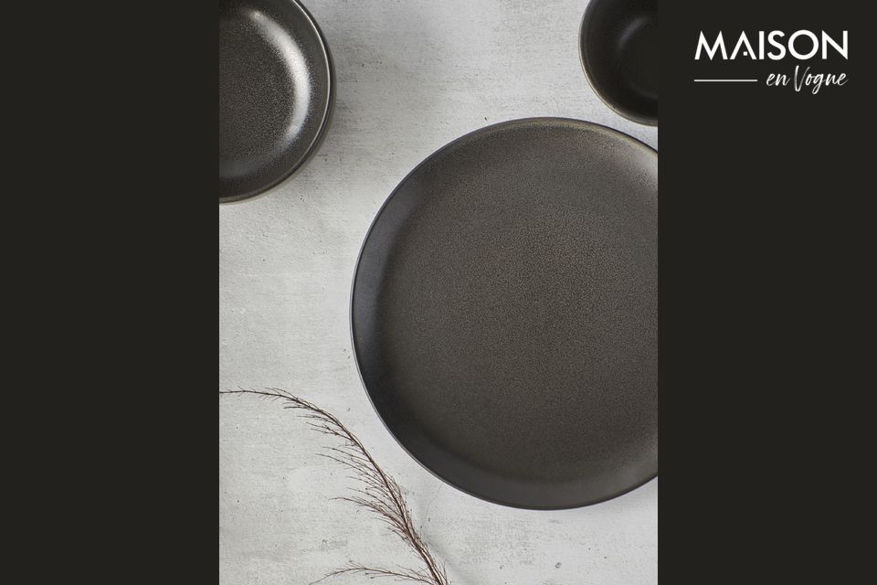 L\'élégance du gris foncé habille l\'assiette plate Mirha Granit