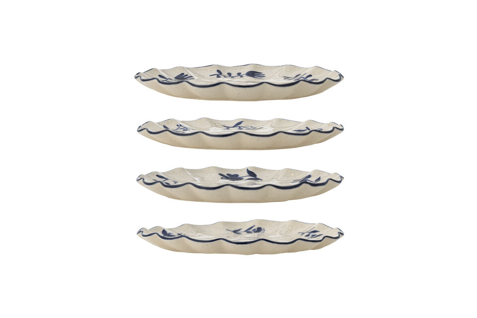 Chaque assiette est peinte à la main avec des motifs floraux et de feuilles bleus sur un fond