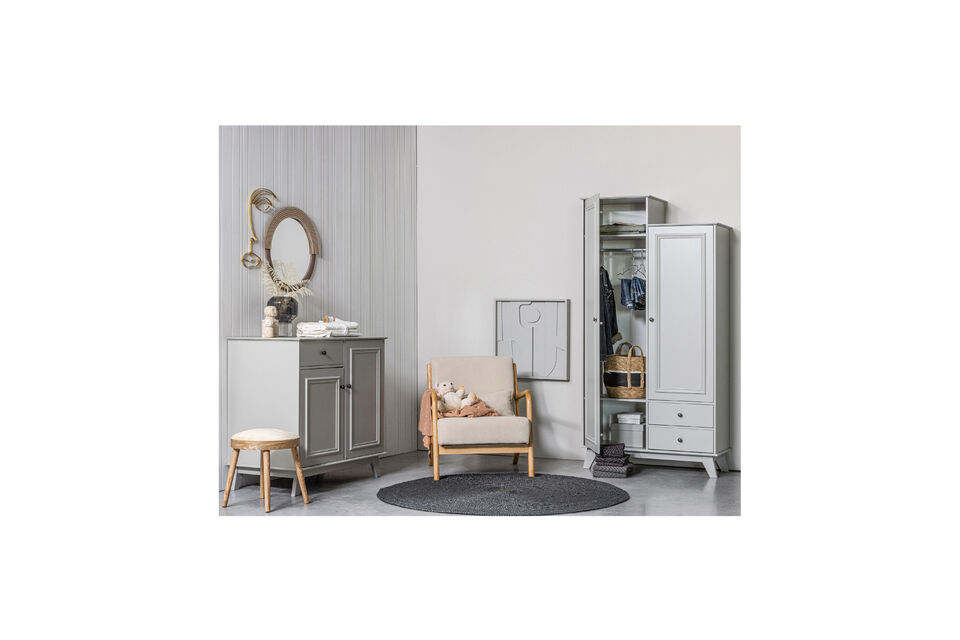 Klassischer Lagerschrank Warmgraues massives Kiefernholz (FSC) Genügend Stauraum H 93 cm x B 98 cm