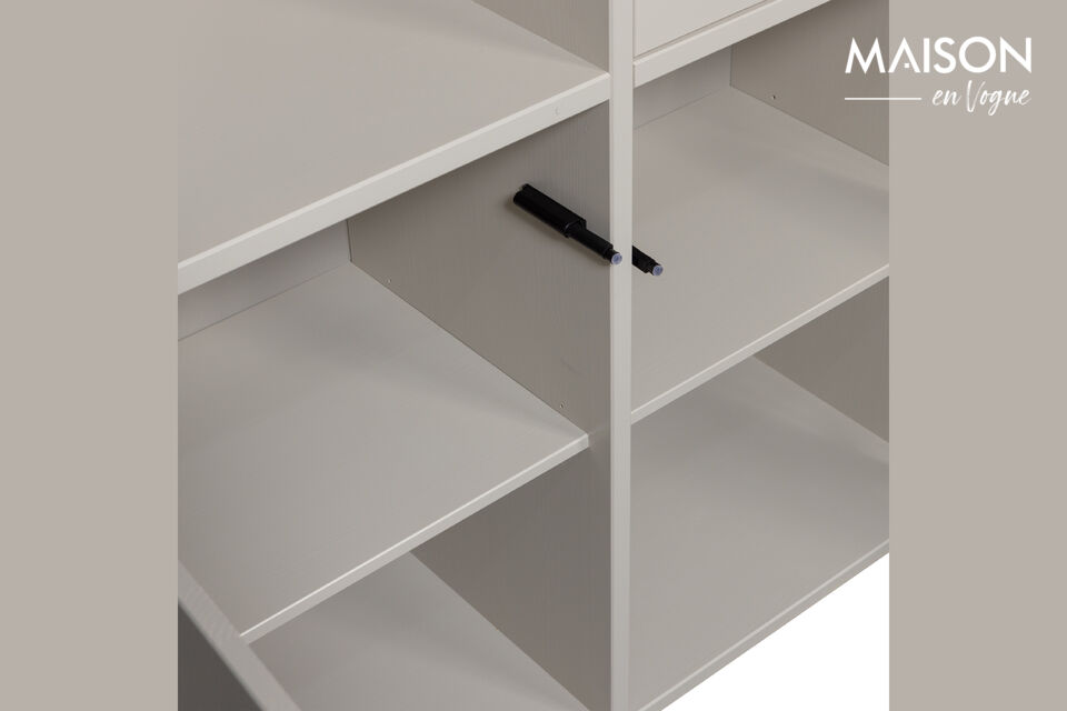 Auf der rechten Seite befindet sich ein langer Schrank mit einer T&uuml;r