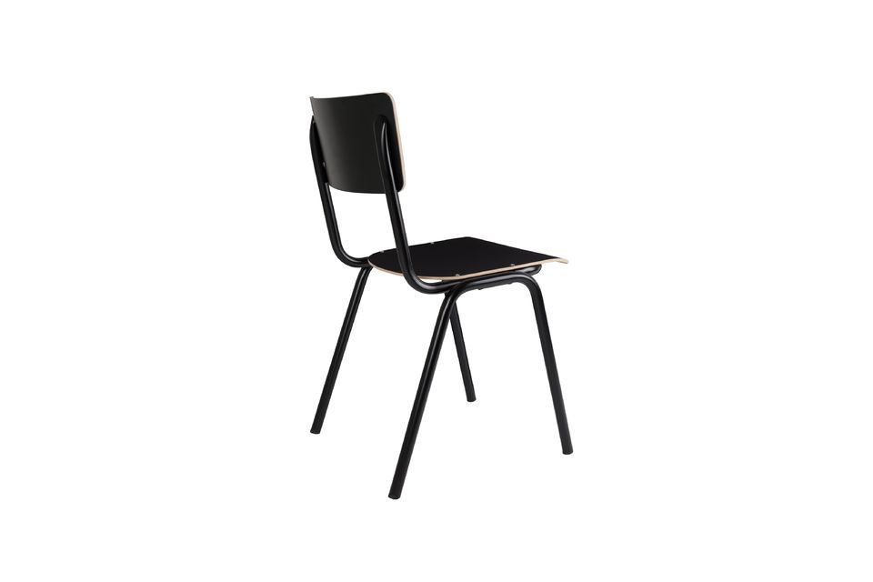 ¿Tiene más de una silla? Apílalas para optimizar el espacio
