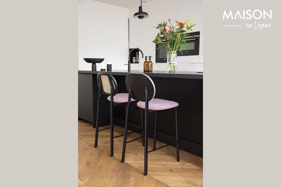 Met zijn ronde vormen en comfortabele stoffen zitting is deze stoel ontworpen om elke keuken of bar