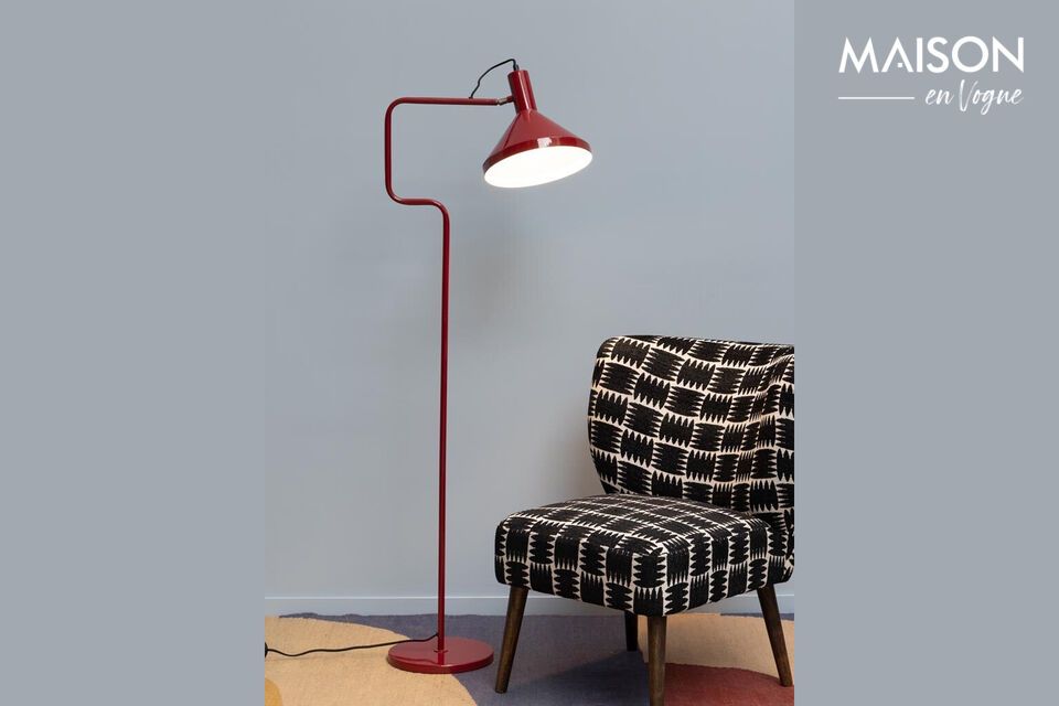 Het rode metalen ontwerp van de vloerlamp biedt een gedurfde look die perfect past bij een moderne
