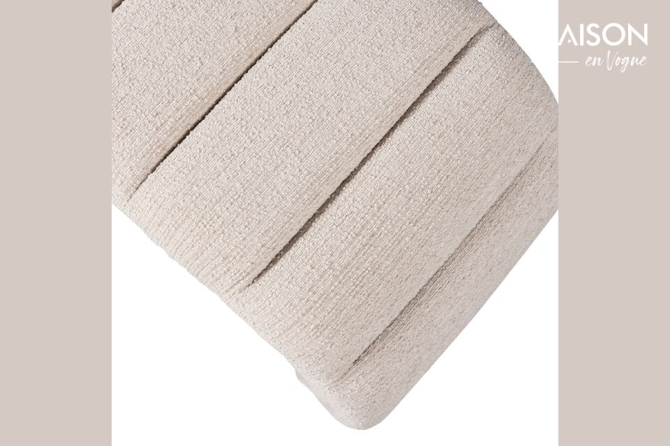 L\'aspect laineux du tissu confère au banc un aspect chaleureux et accueillant