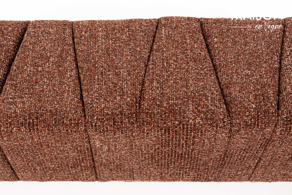 Le meuble est composé de surfaces inclinées