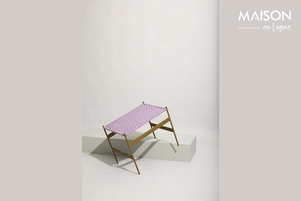 Le Banc en coton ocre Peri se distingue par son assise en tissu violet posée sur une structure en