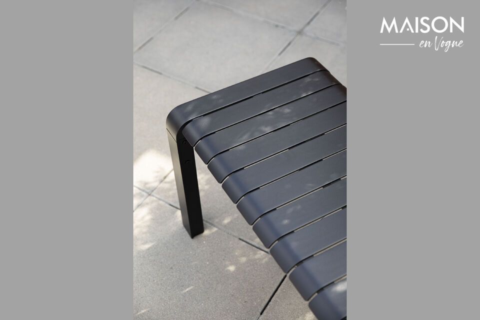 Añada elegancia y resistencia a su jardín con este moderno banco.