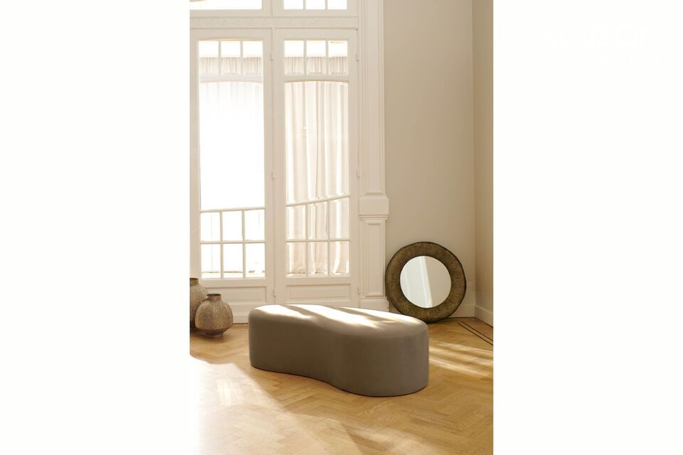Este banco contemporáneo en tejido de terciopelo gris claro es una elección perfecta para crear un
