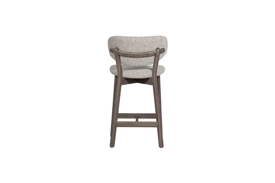This bar stool from the Udar series combines an atmospheric appearance with an accessible design