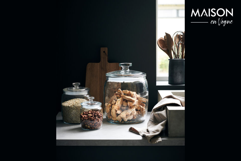 The large glass jar comes with a lid that makes sure your food stays fresh for longer