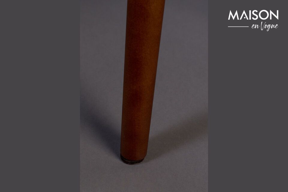 Il suo design si ispira allo stile moderno della metà del secolo scorso con le sue gambe in legno