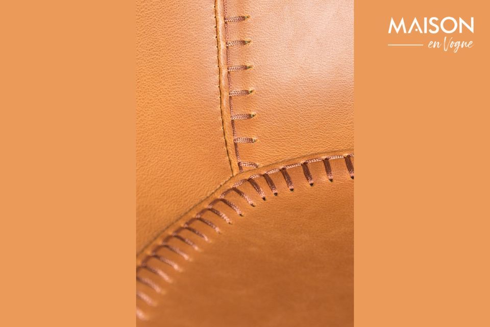 Stalen frames die aan de zijkanten van de zitting omhoog komen en baseball-geïnspireerde stiksels