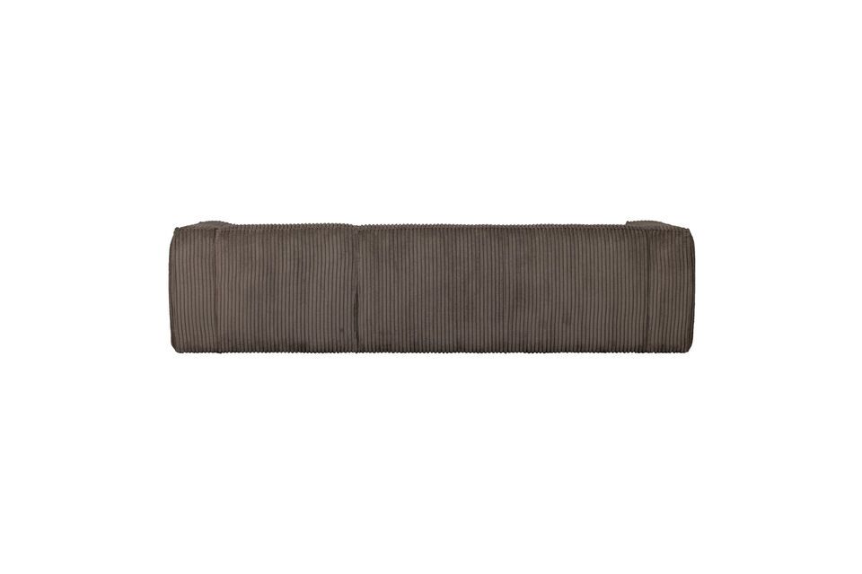 Its brown color gives it a particularly warm touch while remaining neutral enough to fit in many