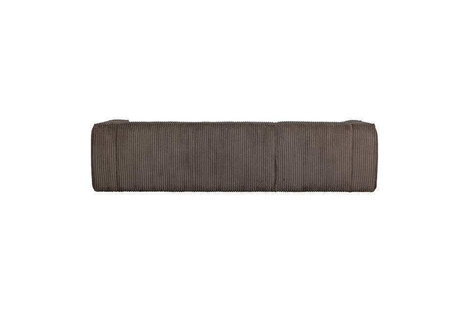 WOOD relied on generous volumes that are emphasized by the coarse ribbed polyester upholstery