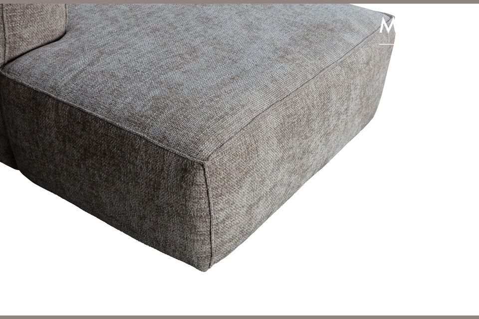 The cushions are filled with a duo of T37 and HR30 foam, combining long life and high elasticity