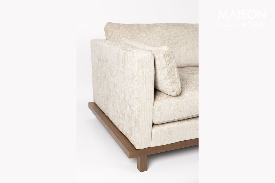 The natural color and texture of the fabric evoke the discreet patterns of Japanese bamboo mats