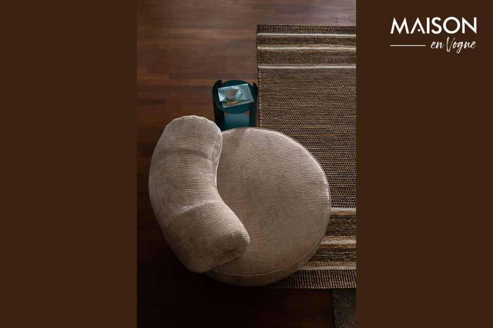 With its rounded shapes and soft upholstery, this spacious armchair exudes ultimate comfort