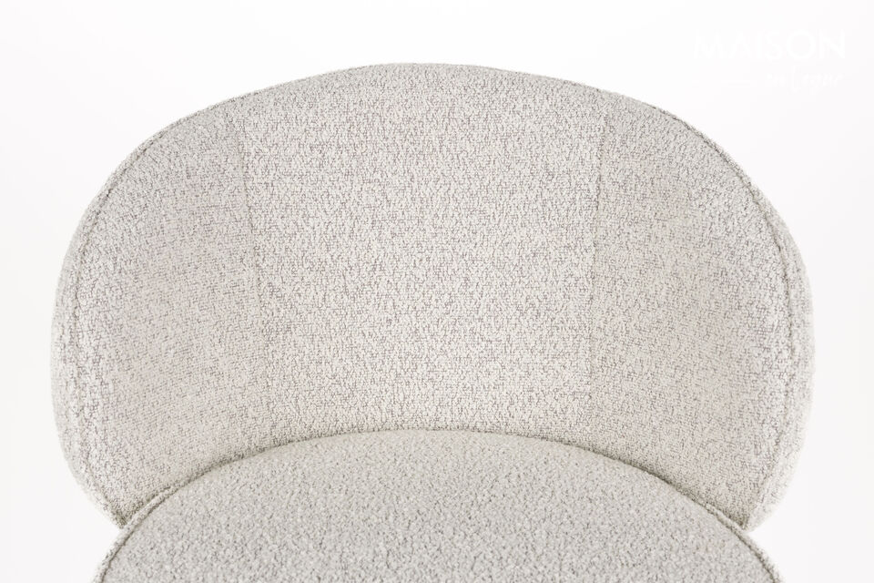 The wide backrest offers support and envelops you in a warm way