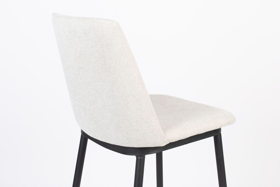 The chair\'s 6 kg weight is testament to its solidity without compromising its maneuverability