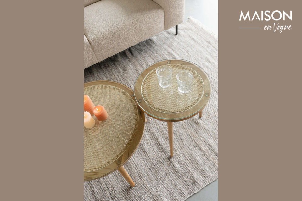 The round coffee table is made of solid oak and rattan