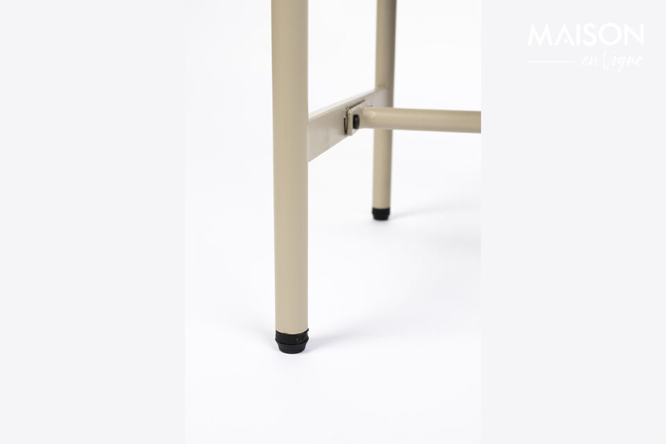 De Amaya bijzettafel staat stijlvol naast de bank of bed