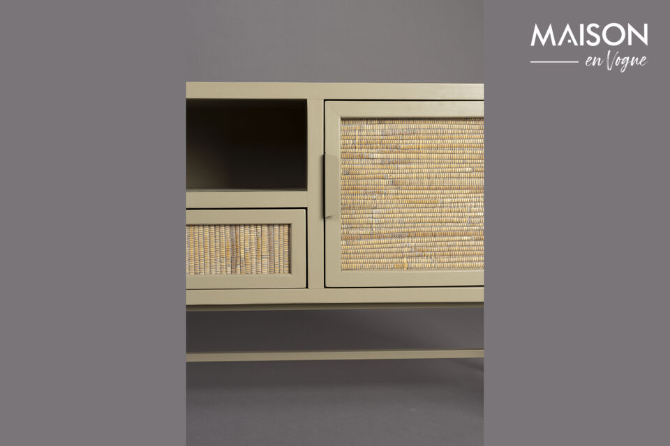 Daarnaast geeft het rattan materiaal in de deuren en lades een fijne, natuurlijke look